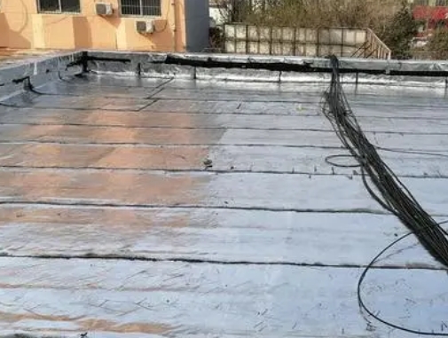临江卫生间漏水维修公司分享下临江屋面楼顶防水刚性防水层施工要点。